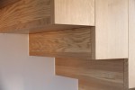 scala stile moderno con pedate alzate e parapetto in rovere verniciato_design fc arredamenti