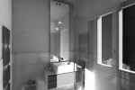 bagno stile moderno con mobile in noce canaletto verniciato e rivestimento in corian, design fc arredamenti