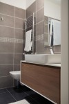 bagno stile moderno con mobile in noce canaletto verniciato e rivestimento in corian, design fc arredamenti