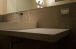 bagno stile moderno con mensola in granito, design fc arredamenti