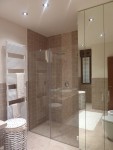 bagno stile moderno con mensola in rovere verniciato e mobile rivestito a specchio, design fc arredamenti