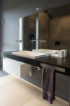 bagno stile moderno con mensola e lavello in corian integrato, design fc arredamenti