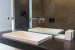 bagno stile moderno con mensola e lavello in corian integrato, design fc arredamenti