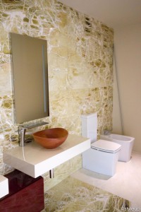 bagno stile moderno con mobile laccato, mensola e rivestimenti in marmo, design fc arredamenti