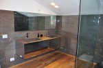 bagno stile moderno con mobile rivestito in acciaio, design fc arredamenti