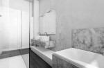 bagno stile moderno con mobile laccato e piano top in marmo, design fc arredamenti