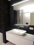 bagno stile moderno con mobile in corian, design fc arredamenti