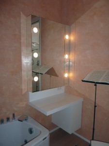 bagno stile moderno con mobile laccato e pensile rivestito a specchio con illuminazione integrata, design fc arredamenti