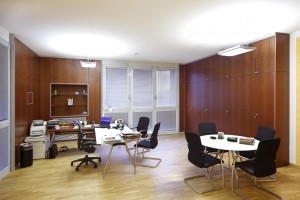 ufficio stile moderno con armadiature in noce verniciato e scrivanie in cristallo retroverniciato ed acciaio, design fc arredamenti