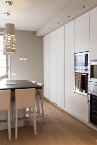 cucina stile moderno con basi pensili e colenne laccate, piano top in agglomerato di quarzo, design fc arredamenti