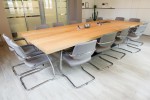 tavolo riunioni stile modeno con piano in rovere vernicato piede contrale in acciaio grezzo, design fc arredamenti