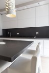 cucina stile moderno con basi pensili e colenne laccate, piano top in agglomerato di quarzo, design fc arredamenti