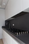 cucina stile moderno con basi pensili e colenne laccate, piano top in agglomerato di quarzo, design fc arredamenti