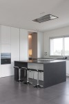 cucina stile moderno con basi e colenne laccate, piano top in granito, design fc arredamenti