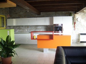 cucina stile moderno con basi sospese, pensili e colenne laccate, piano top in corian, design fc arredamenti