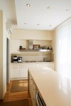 cucina stile classico con basi pensili e colenne laccate, piano top in agglomerato di quarzo, design fc arredamenti