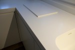 piano top cucina in corian glacier white con lavello integrato, design fc arredamenti