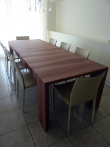 tavolo stile moderno con piano e piedi in noce verniciato, design fc arredamenti