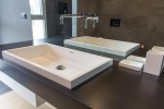 piano bagno in corian nocturne con lavandino saldato in corian glacier white, design fc arredamenti