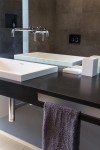 piano bagno in corian nocturne con lavandino saldato in corian glacier white, design fc arredamenti