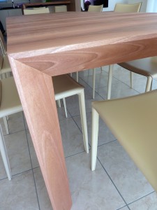tavolo stile moderno con piano e piedi in noce verniciato, design fc arredamenti