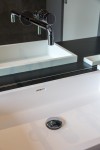 piano bagno in corian nocturne con lavandino saldato in corian glacier white, design fc arredamenti