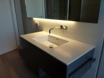 piano top bagno in corian glacier white con lavello integrato, design fc arredamenti