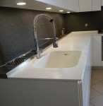 piano top cucina in corian glacier white con lavello integrato, design fc arredamenti