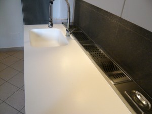 piano top cucina in corian glacier white con lavello integrato, design fc arredamenti