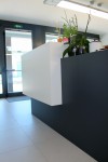 frontale reception in corian glacer white e nocturne, design fc arredamenti