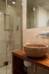 montecchi bagno stile moderno con mobile in venge verniciato e cristallo, design fc arredamenti