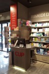 negozio farmacia stile moderno con casse e boiserie in laminato ed elementi d'arredo in cristallo satinato e piombo, design fc arredamenti