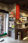 negozio farmacia stile moderno con casse e boiserie in laminato ed elementi d'arredo in cristallo satinato e piombo, design fc arredamenti