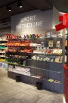 negozio farmacia stile moderno con casse e boiserie in laminato ed elementi d'arredo in cristallo satinato e piombo, design fc arredamenti