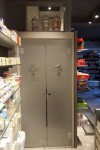 negozio farmacia stile moderno con casse e boiserie in laminato ed elementi d'arredo in cristallo satinato e piombo, design fc arredamenti